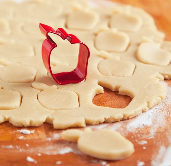 アップル生のクッキー生地の上の星形のクッキー カッター。セレクティブ フォーカス — ストック写真