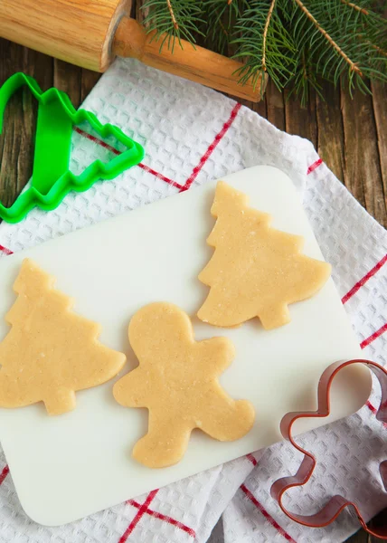 Řezání perník cookie těsta domácí Vánoce. — Stock fotografie