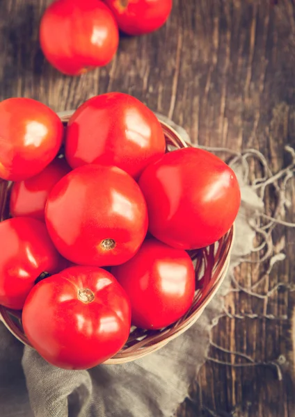 Fresh tomatoes in basket. Selective focus — Stock Photo, Image