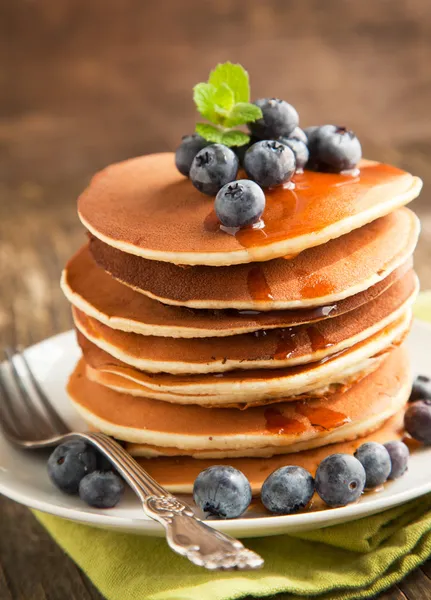 Stack of pancakes with fresh blueberry and maple syrup — Stock Photo, Image