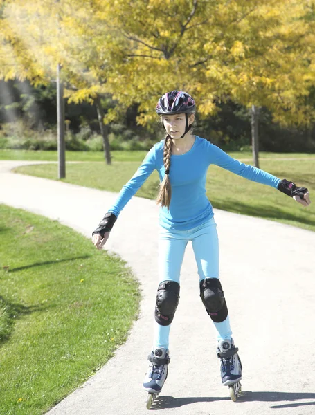 Teenage girl rollerskating in park — Stock Photo, Image