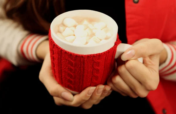 Mani che tengono la tazza di cioccolata calda con marshmallows primo piano — Foto Stock