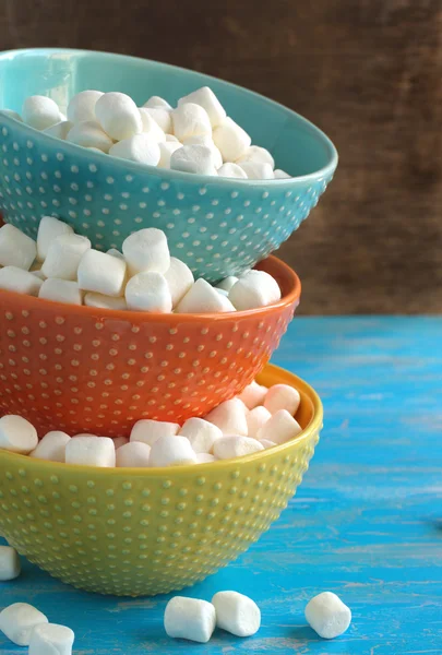 Vit miniatyr marshmallow i skålar — Stockfoto
