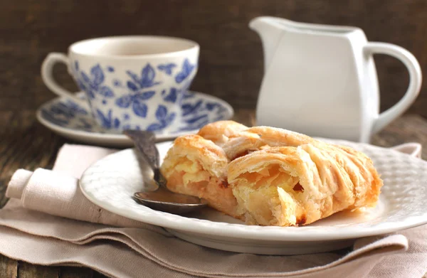 Slice of apple strudel and cup of tea — Stock Photo, Image