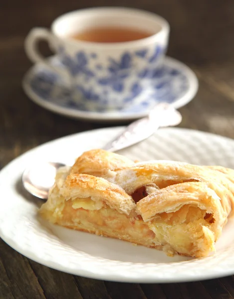 Felie de strudel de mere și ceașcă de ceai — Fotografie, imagine de stoc