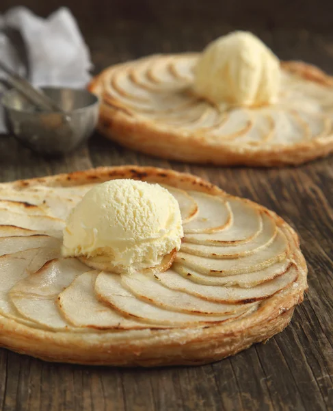 Torta de maçã com sorvete de baunilha em fundo de madeira . — Fotografia de Stock