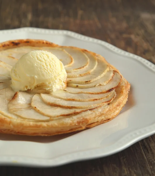 Crostata di mele con gelato alla vaniglia su fondo di legno . — Foto Stock