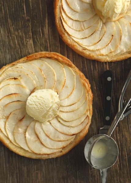 Äppelkaka med vaniljglass på trä bakgrund — Stockfoto