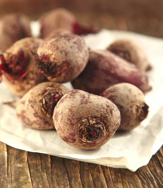 구겨진된 갈색 종이에 beetroots — 스톡 사진