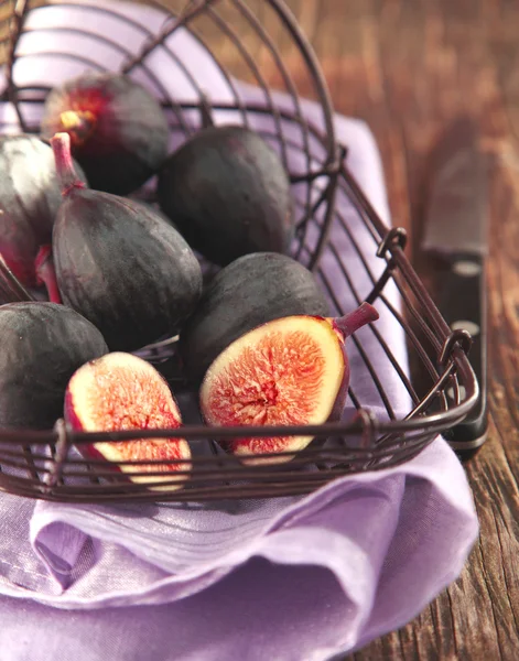 Verse vijgen op houten tafel — Stockfoto