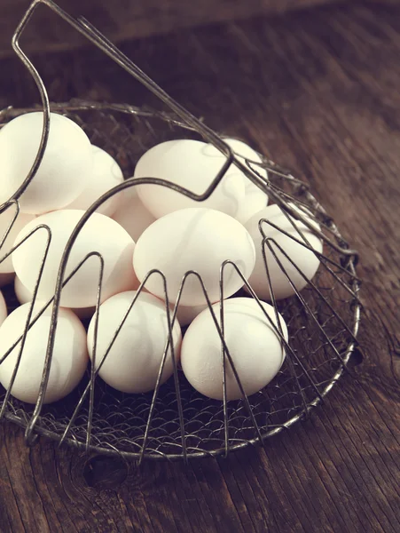 Яйца в корзине, тонированные — стоковое фото