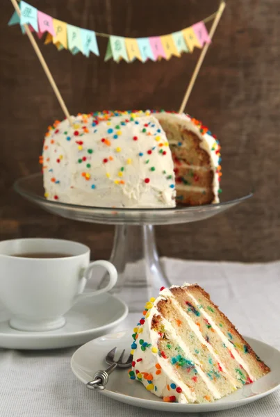 Vanilla Sprinkles торт на день рождения — стоковое фото