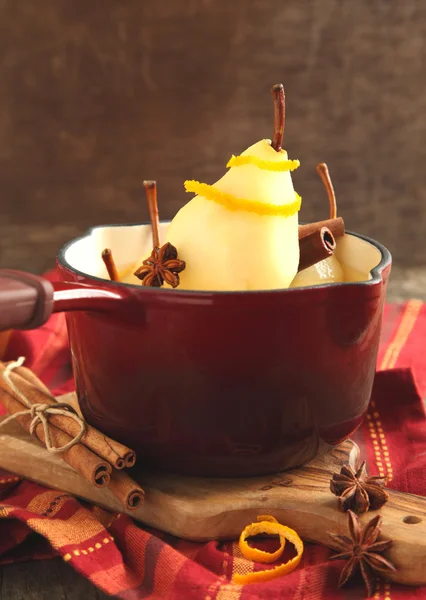 Pocherad Päron med kryddor — Stockfoto