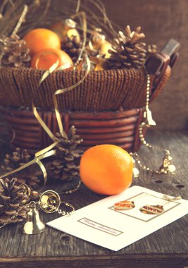 Noel kartı ile Noel dekorasyon, portakal, çam kozalakları