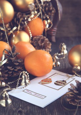 Noel kartı ile Noel dekorasyon, portakal, çam kozalakları