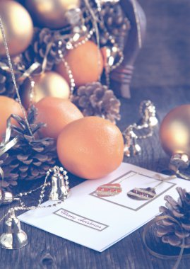 Noel kartı ile Noel dekorasyon, portakal, çam kozalakları