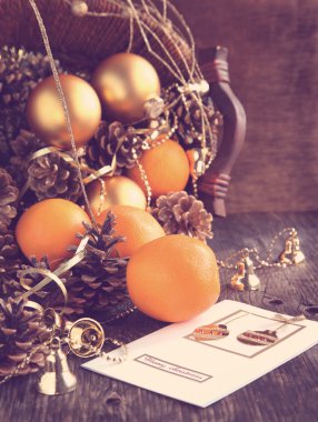 Noel kartı ile Noel dekorasyon, portakal, çam kozalakları