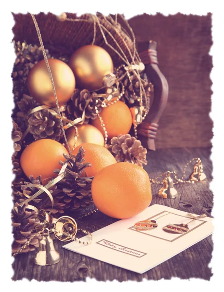 Tarjeta de Navidad con decoración de Navidad, naranjas y conos de pino — Foto de Stock