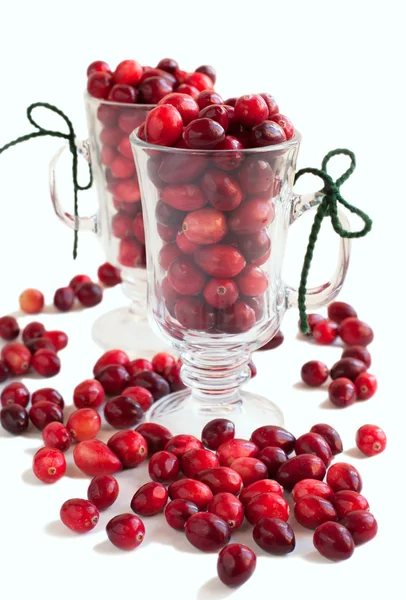 Cranberries maduras em copos de vidro sobre fundo branco — Fotografia de Stock