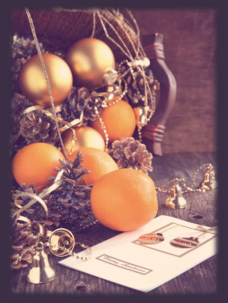 クリスマスの装飾、オレンジ、パイン コーン付きのクリスマス カード — ストック写真