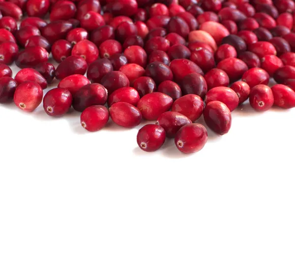 Cranberries maduras sobre fundo branco — Fotografia de Stock