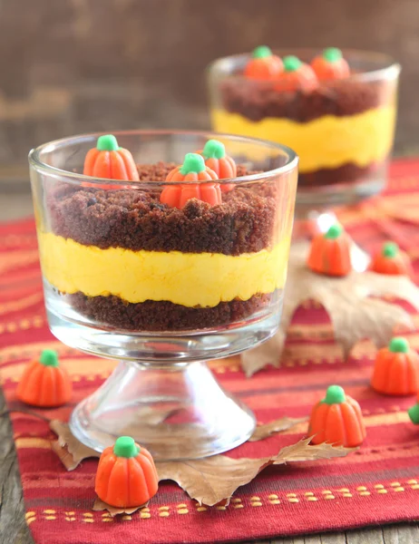 Schichtenfrischkäse und Brownie-Dessert zu Halloween — Stockfoto