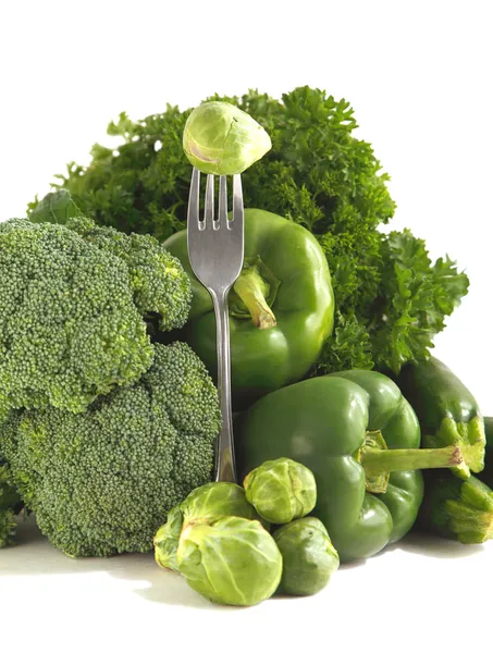 Verduras verdes frescas sobre un fondo blanco . —  Fotos de Stock