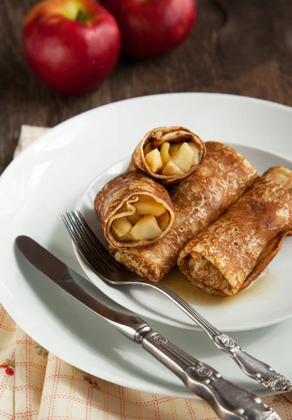 Apple-fyllda crepes — Stockfoto