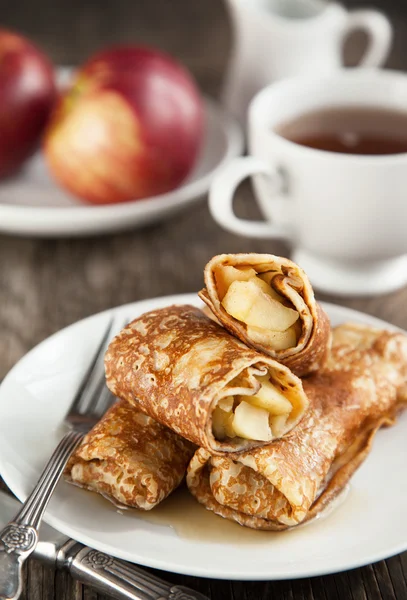 Apple-filled crepes — Stock Photo, Image