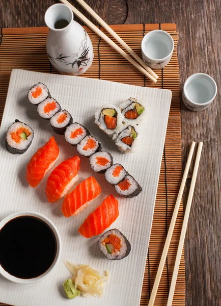 Färsk sushi och rullar på plattan — Stockfoto