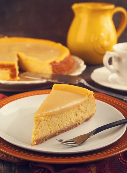 Bolo de queijo de abóbora com caramelo — Fotografia de Stock