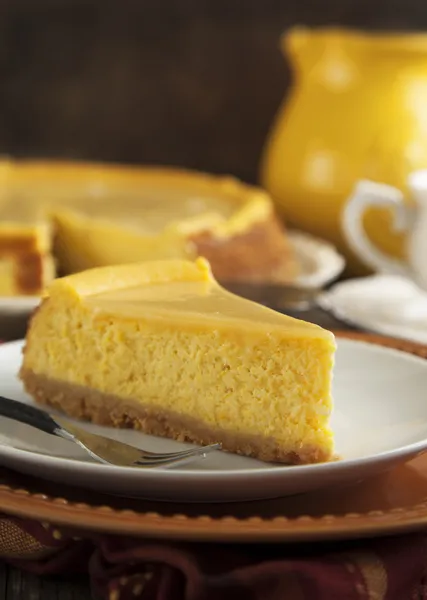 Kürbis-Käsekuchen mit Karamell — Stockfoto