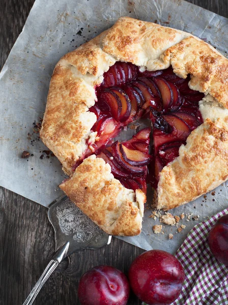 Färsk hemlagad plommon galette på träbord — Stockfoto