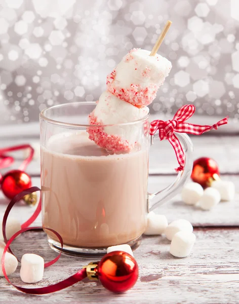 Heiße Schokolade mit Pfefferminzbonbons überzogen Marshmallows — Stockfoto