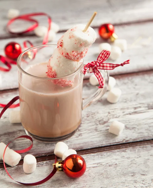 Cioccolata calda con caramelle alla menta piperita marshmallow rivestiti — Foto Stock