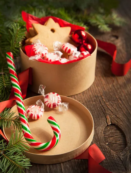Χριστούγεννα δώρο κουτιά με μπισκότα και καραμέλα — Φωτογραφία Αρχείου