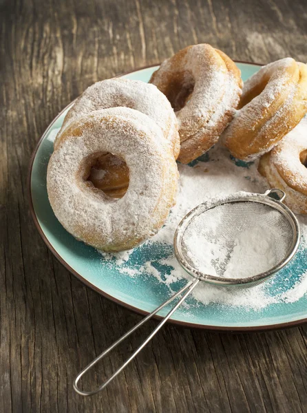 Donuts frescos en el plato —  Fotos de Stock