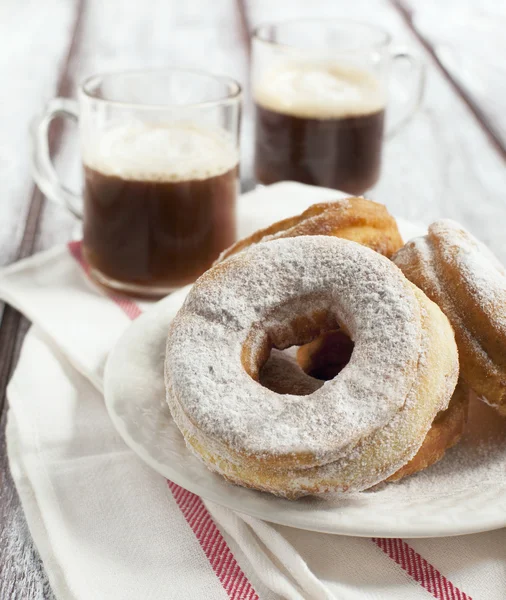 Filiżanka kawy i pączki — Zdjęcie stockowe