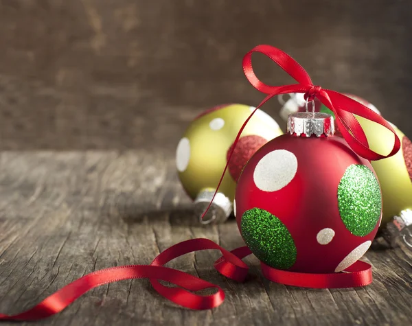 Bola de Natal no fundo de madeira — Fotografia de Stock