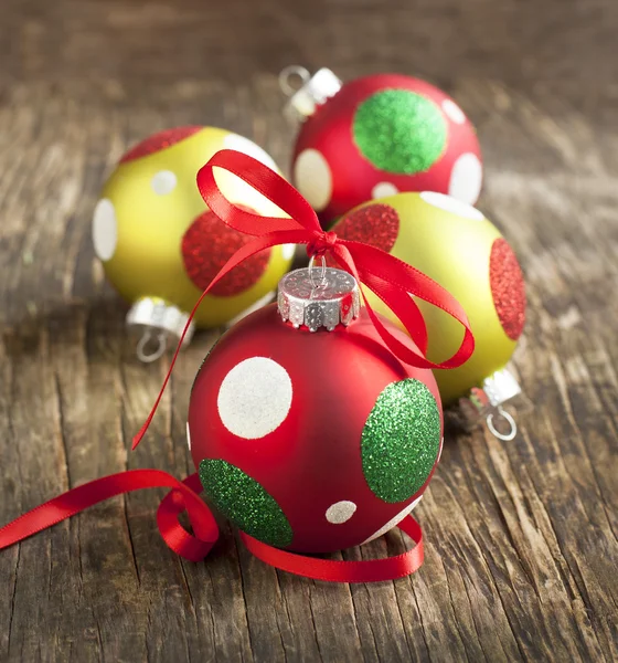 Boule de Noël sur fond en bois — Photo