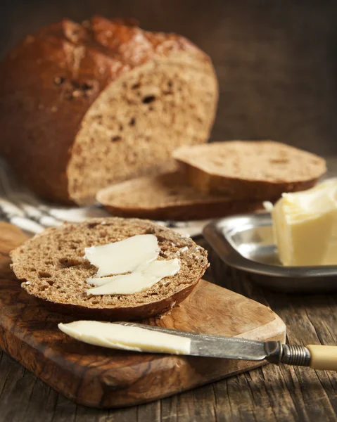 Färska råg bröd och smör — Stockfoto