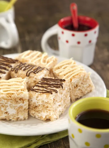 Hemlagad marshmallow rice krispig efterrätt bar med choklad — Stockfoto