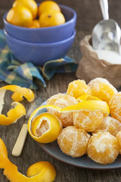 Tangerinas laranja maduras frescas em uma mesa de madeira . — Fotografia de Stock