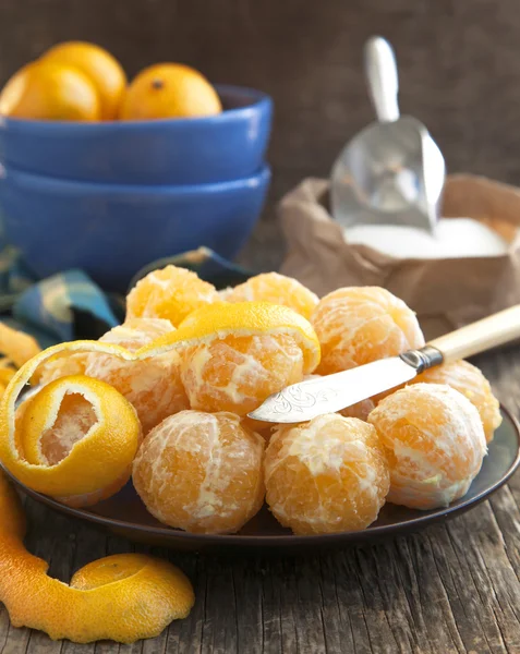 Tangerinas laranja maduras frescas em uma mesa de madeira . — Fotografia de Stock