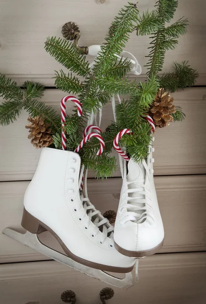 Juldekoration med skridskor — Stockfoto