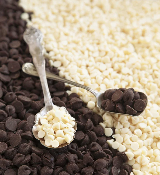 White and dark chocolate chips background. Baking ingredient — Stock Photo, Image