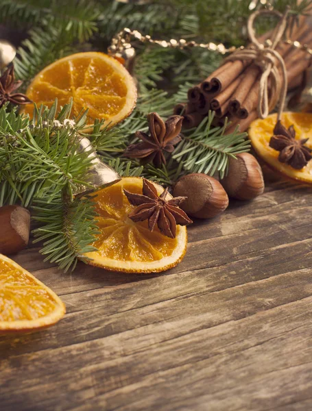 Decoração de Natal sobre fundo de madeira. — Fotografia de Stock