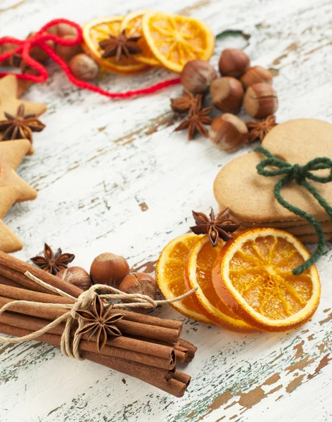 Christmas wreath with cookies and spices — Stock Photo, Image