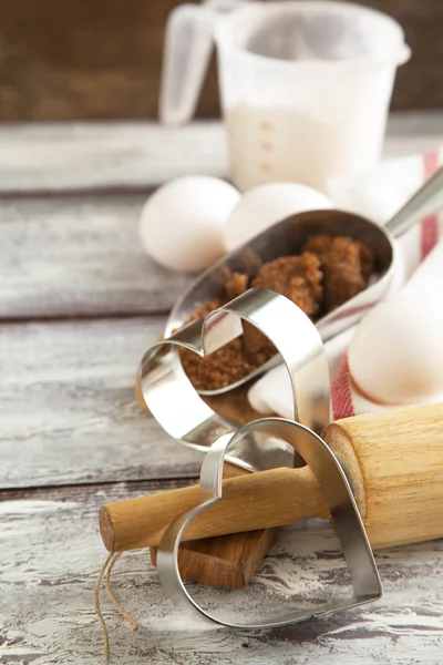 Ingredientes para hornear galletas de San Valentín. Cortadores de galletas, rodillo — Foto de Stock