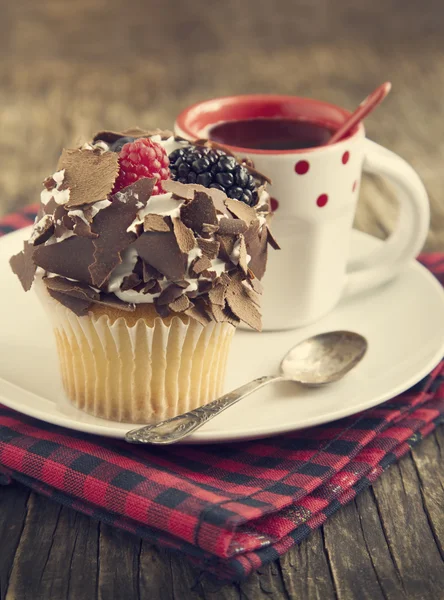 Chocolate and berry cupcake — Stock Photo, Image